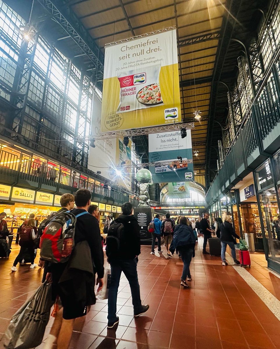 PerformerNaoko's tweet photo. ハンブルクの駅、めっちゃデカい。
駅の中にハリーポッターのお店がありました！
Huge train station of Hamburg. 
There is a shop of Harry Potter inside! https://t.co/xDnrRuXtu0