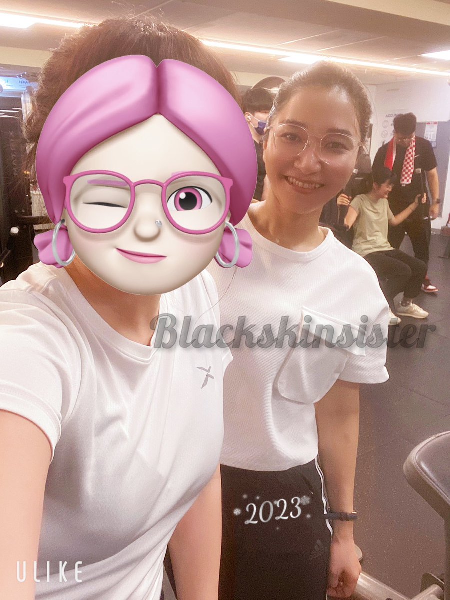 猜猜看這是哪裡？
下班了就要來健身🏋️
戴眼鏡🤓 裝認真哈哈😂
#blackskinsister
#gymgirl 
#運動 https://t.co/Hp1KI0iEjB