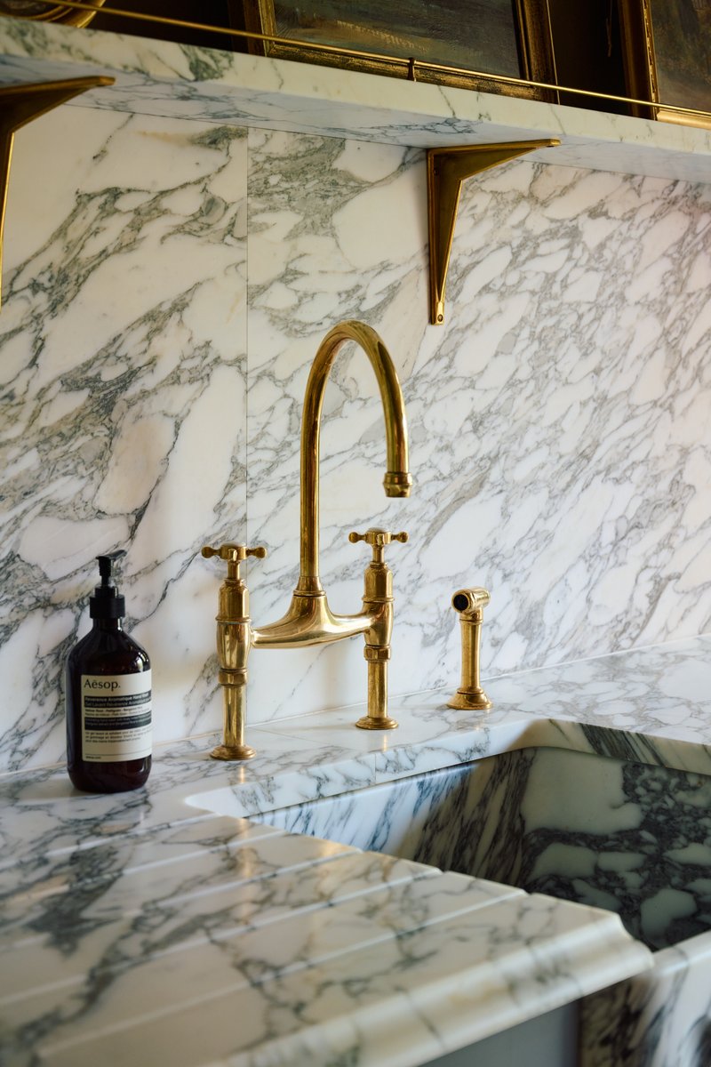 deVOLKitchens's tweet image. There is something so classic about brass, even though it’s at the top of everyone’s wish list it doesn’t feel like a fad, it’s just too beautiful to fade away into trend history. devol.ltd/AgedBrassIonia… #KitchenTaps