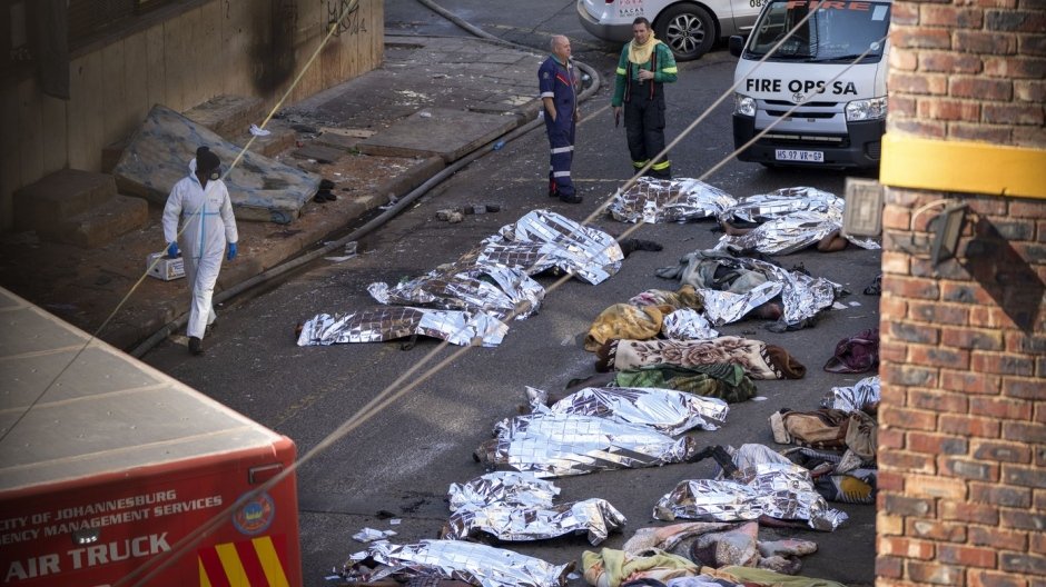 workingman67401's tweet photo. A building fire in Johannesburg killed at least 73 people, many of them homeless, authorities said https://t.co/FHLpqRzYVt