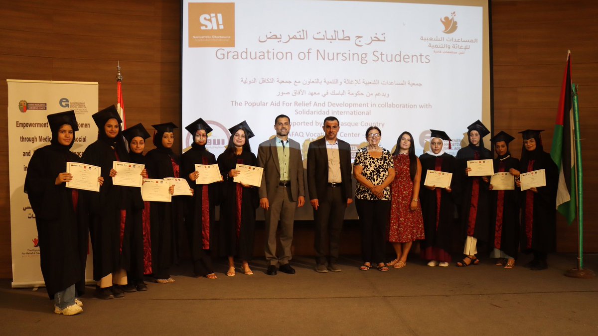 sol_inter's tweet photo. Líbano. Graduación como enfermeras de jóvenes sirias y palestinas refugiadas en la gobernación del Sur. El acto se celebró en el salón del ayuntamiento de Sidón, el 23-08. Rita Hamdan, directora de @PARDLebanon, nuestra socia local, agradeció el apoyo solidario de @eLankidetza https://t.co/73LSMNHPOx