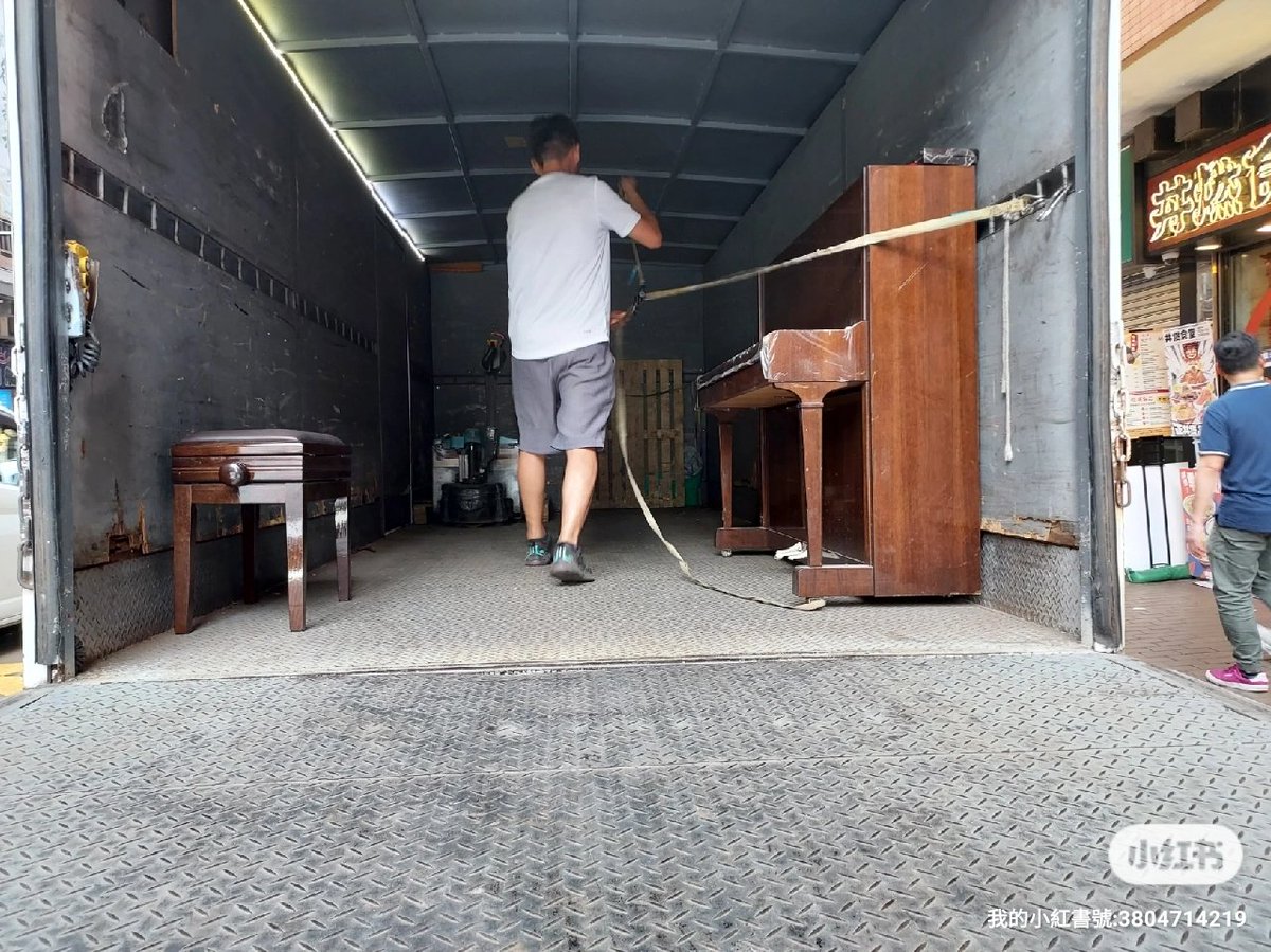 cklawpianotuner's tweet photo. 超强颱風來襲之前，順利完成這緊急回收PETROF 125鋼琴的任務。

感恩 !

#PETFOR
#PETFOR125
#pianotechnician 
#pianobassstrings
#pianorefinishing
#piano
#recyele
#鋼琴調律師
#鋼琴維修
#鋼琴補漆
#鋼琴低音弦線 
#鋼琴
#文化藝術
#ピアノ調律師 
#ピアノ調律師の日常
#ピアノ塗装
#ピアノ https://t.co/pYeZt6Y68v