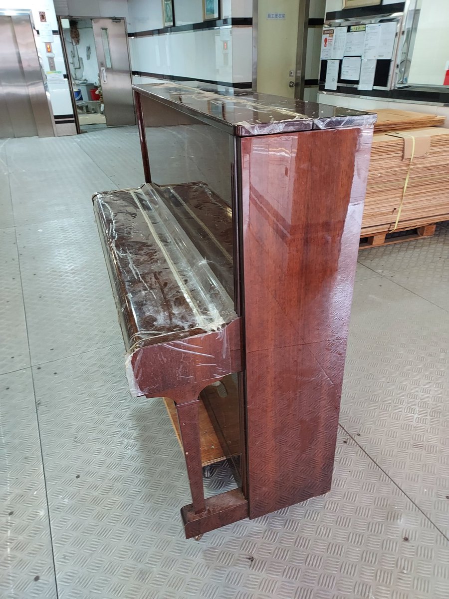 cklawpianotuner's tweet photo. 超强颱風來襲之前，順利完成這緊急回收PETROF 125鋼琴的任務。

感恩 !

#PETFOR
#PETFOR125
#pianotechnician 
#pianobassstrings
#pianorefinishing
#piano
#recyele
#鋼琴調律師
#鋼琴維修
#鋼琴補漆
#鋼琴低音弦線 
#鋼琴
#文化藝術
#ピアノ調律師 
#ピアノ調律師の日常
#ピアノ塗装
#ピアノ https://t.co/pYeZt6Y68v