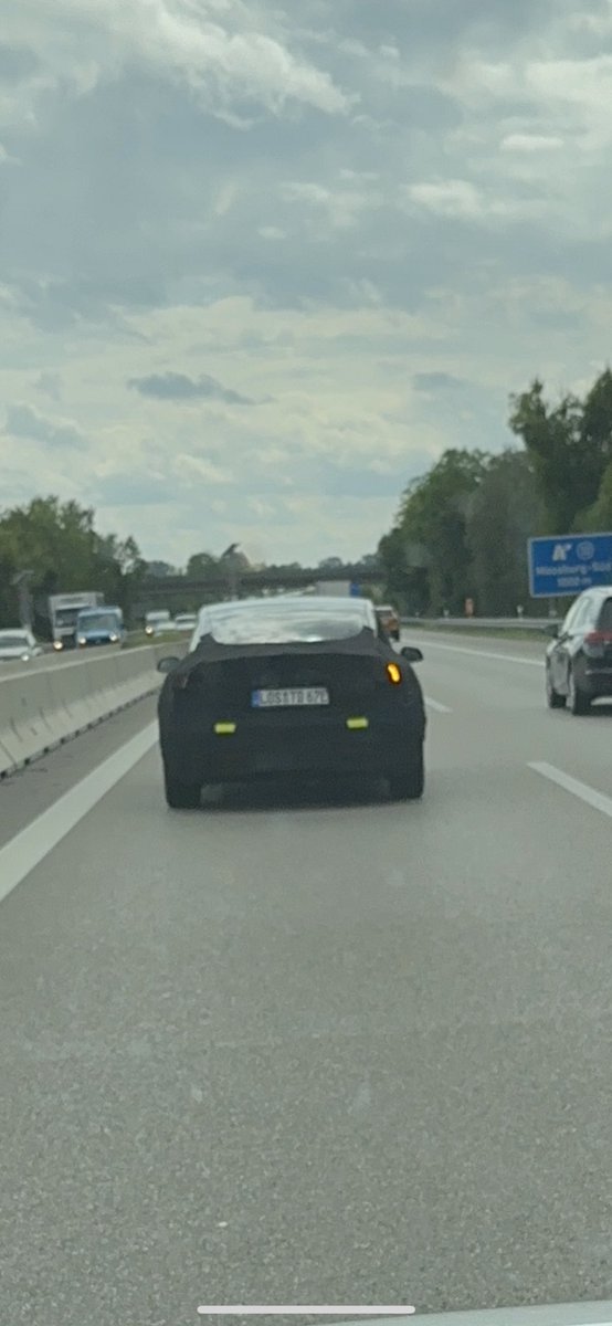 KarelHulec's tweet image. Haters gonna hate presne. Dneska jsem potkal u Mnichova #ProjectHighland jak radi na Autobahnu tak jsem si na tebe hned vzpomnel skoda ze tu Ondra neni 😄 Vypada ze uz se brzo dockame novejch trojek. Ty celoplosne blinkry a nove predni svetla vypadaji fakt luxusne!