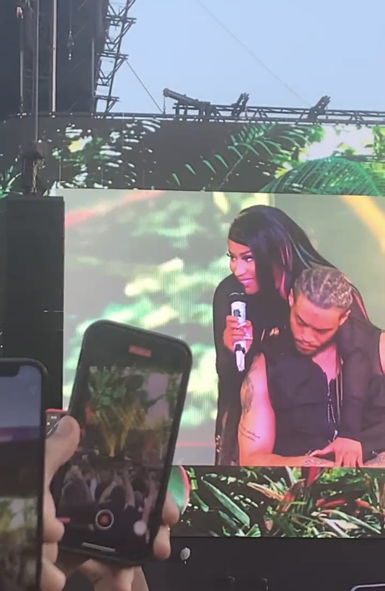 Amy27662483's tweet photo. @NICKIMINAJ saw you at wireless last year 🫶🏻🫶🏻🫶🏻#LastTimeISawYou https://t.co/YnD68bEPr8