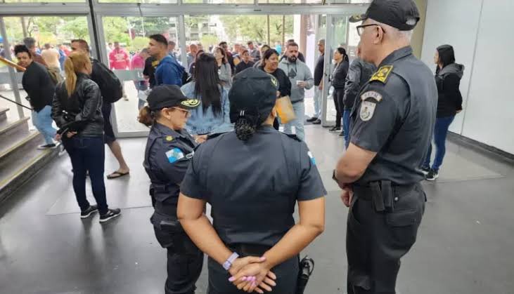 diretodomiolo's tweet photo. 🚨AGORA: Após suspeita de fraude, Cláudio Castro manda anular prova da PM. https://t.co/0fOAlaN8nE