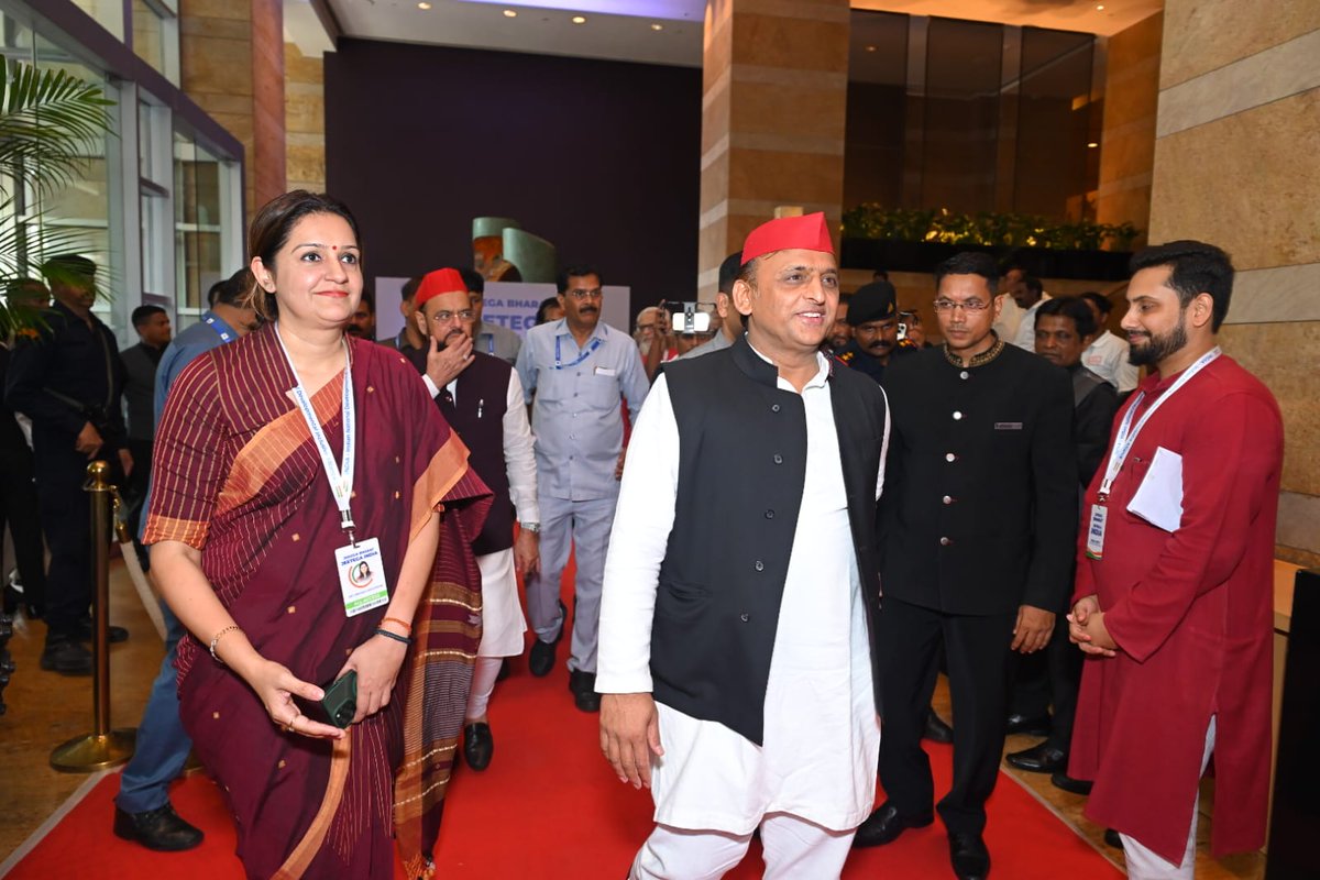 INCIndia's tweet photo. उत्तर प्रदेश के पूर्व मुख्यमंत्री @yadavakhilesh जी INDIA गठबंधन की बैठक में शामिल होने के लिए मुंबई पहुंचे। https://t.co/uz9ObQVFan