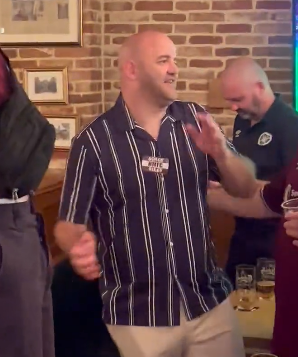 Football_Scot's tweet photo. Joe Savage sings Hearts Frankie Kent song in Greek bar as sporting director joins party ahead of PAOK clash 🎶🪄🎩

📎https://t.co/ytoaj7fgNp https://t.co/HvIrBIYhQ9