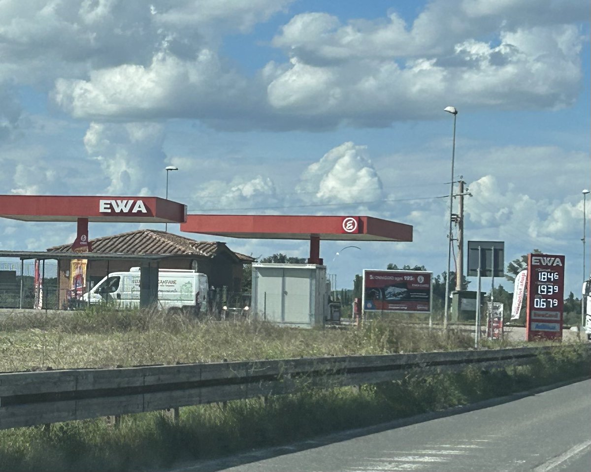 helloflen_'s tweet image. Oi @EwaSR, look.