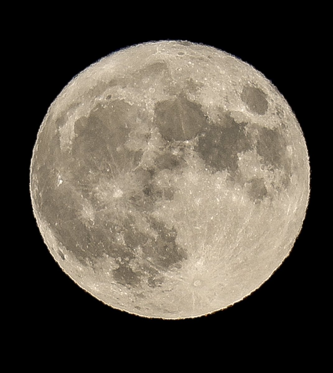 Stunning full moon last night...

<a href="/CanonUSA/">CanonUSA</a> <a href="/CanonUSApro/">Canon USA Pro</a> #canonR3 #Blue_Moon #SuperBlueMoon #BlueMoon