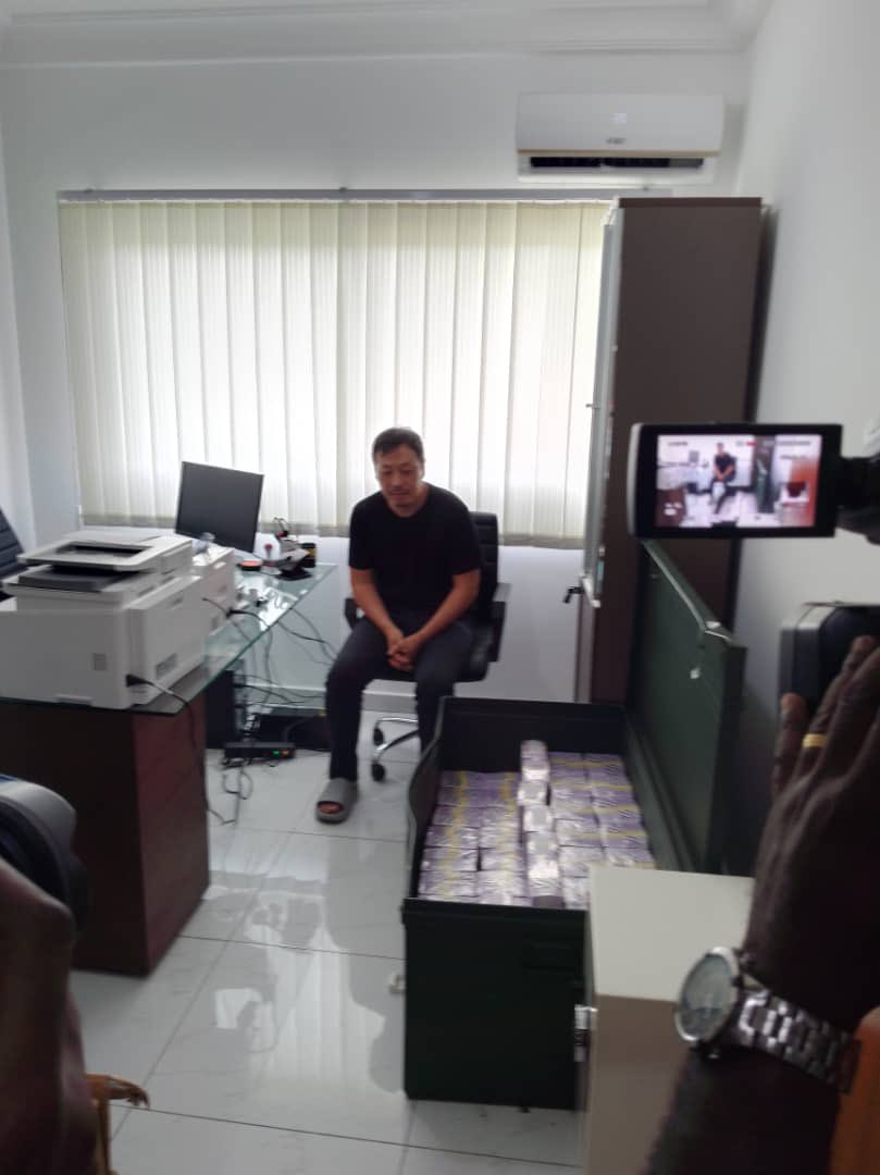FreeGABON2023's tweet photo. ⚠️‼️‼️Des milliards perquisitionnées chez Maitre Kim le coréen l'un des gardes du corps de l'ex président ‼️‼️Le Gabon l'un des pays les plus riches du monde mais la population très pauvre à cause du vol des dirigeants💔 
#FreeGabon 
#FREEGABON 
#FREEGABON2023 https://t.co/x9P7Q6OTLD