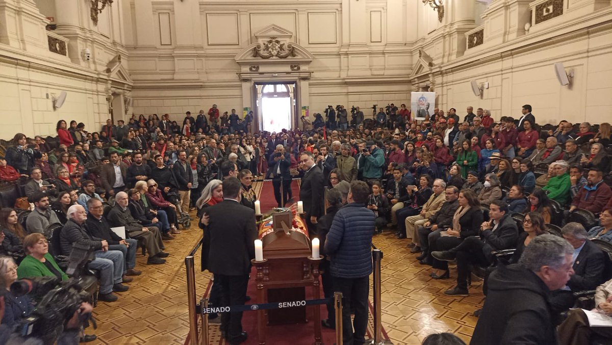 PCdeChile's tweet photo. ⚫️ Última guardia para el compañero Guillermo Teillier por parte de su familia. 

¡Honor y gloria! https://t.co/J3vXlu43tZ