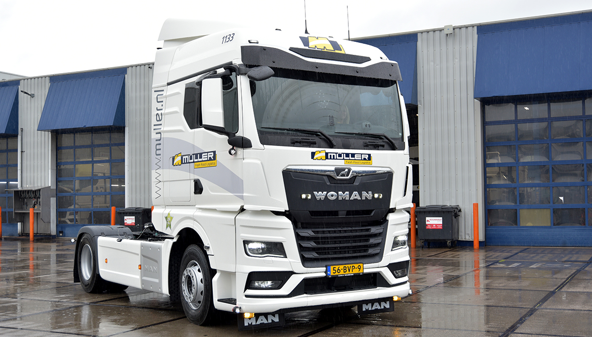 mullerffl's tweet image. Wij hebben naast MAN nu ook een WOMAN truck! En daar is onze chauffeur Fleur ook erg blij mee!

Een mooie samenwerking met Roordink Bedrijfswagens! De levering valt samen met de instroom van 200 nieuwe trucks.

Lees meer op: transport-online.nl/site/157983/wo…