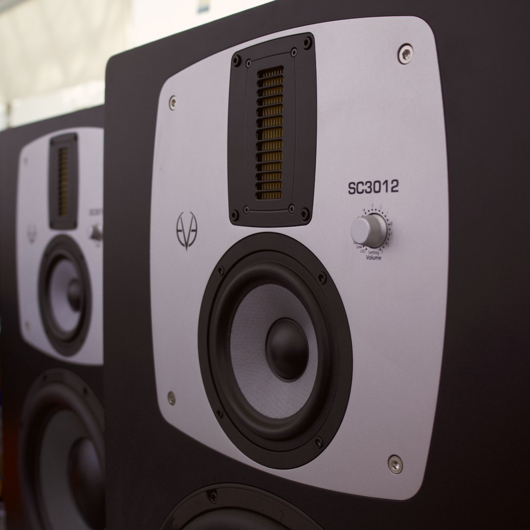 EveAudio's tweet photo. Did you know you can rotate the AMT RS6 tweeter in our SC3010 and SC3012 by 90 degrees to set up the speakers horizontally or vertically? 🤔
#eveaudio #SC3010 #SC3012 #AMT #airmotiontransformer #studiomonitors https://t.co/xne6qjewzq