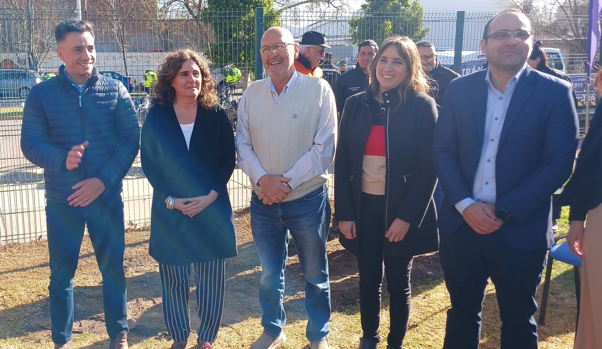 MinSaludMza's tweet photo. La ministra de Salud @AnaMariaNadal2 y el intendente @MIglesias2019, han suscrito la resolución para implementación del programa "Guaymallén Cardioprotegido" en conjunto con el #SEC, teniendo como objetivo brindar asistencia inmediata en hechos que ocurran en espacios públicos. https://t.co/Aps5syJgEA