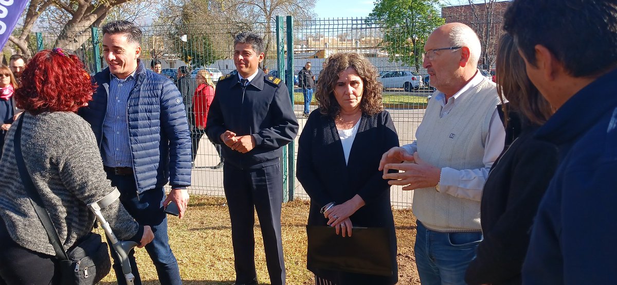 MinSaludMza's tweet photo. La ministra de Salud @AnaMariaNadal2 y el intendente @MIglesias2019, han suscrito la resolución para implementación del programa "Guaymallén Cardioprotegido" en conjunto con el #SEC, teniendo como objetivo brindar asistencia inmediata en hechos que ocurran en espacios públicos. https://t.co/Aps5syJgEA