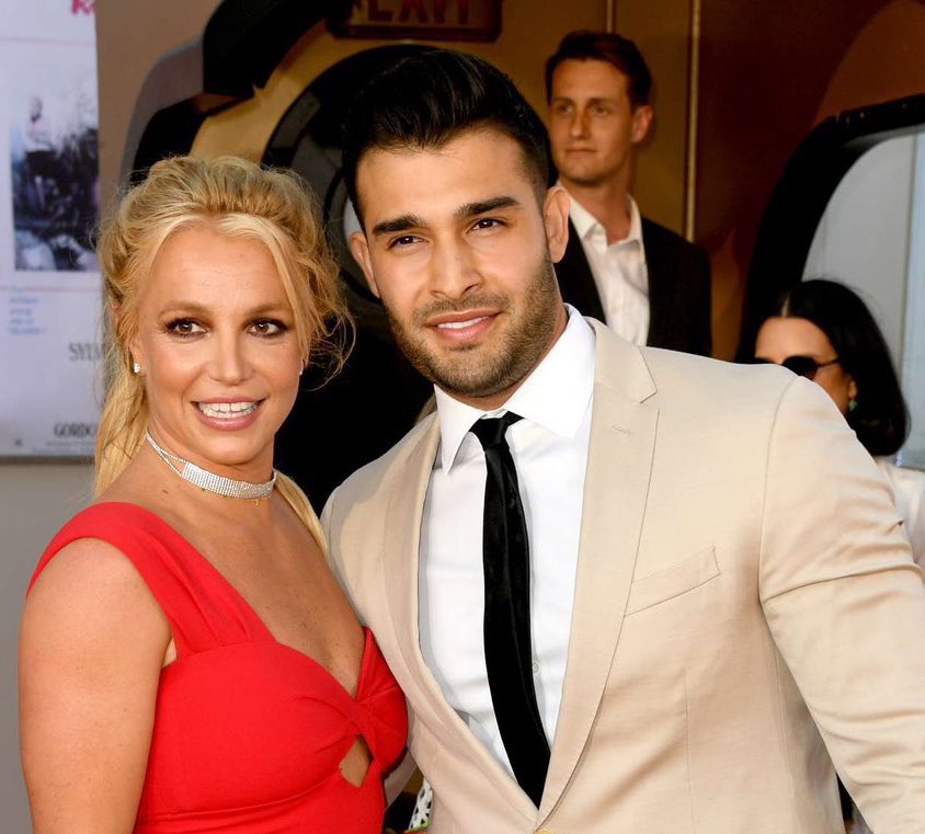 According to Daily Mail, Britney Spears believes that ex Sam Asghari was “secretly working” with her estranged dad, Jamie Spears, to feed him information about her life that helped keep her locked in the 13-year conservatorship.
