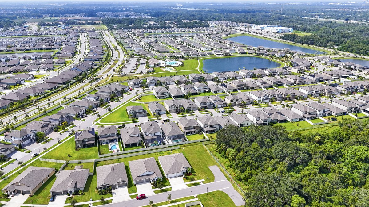 hommati163's tweet photo. 🏠 Experience the perfect combo of HOA amenities and private living at 10203 Cakebread Ln, Riverview FL. Vaulted ceilings, modern kitchen, and backyard BBQ space. Don't miss this move-in ready gem!

🛏️ 4 beds | 🛁 2 baths | 💰 $449,990

#RiverviewFL #HomeForSale #LennarLiving https://t.co/HiUHIG88fc
