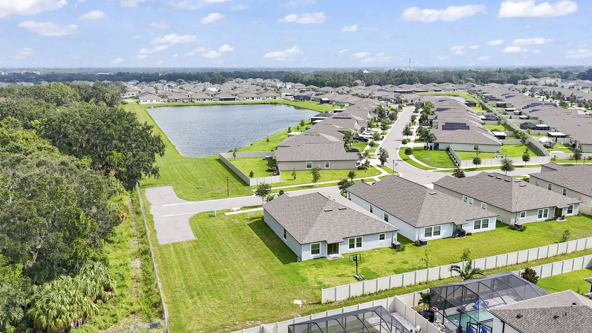 hommati163's tweet photo. 🏠 Experience the perfect combo of HOA amenities and private living at 10203 Cakebread Ln, Riverview FL. Vaulted ceilings, modern kitchen, and backyard BBQ space. Don't miss this move-in ready gem!

🛏️ 4 beds | 🛁 2 baths | 💰 $449,990

#RiverviewFL #HomeForSale #LennarLiving https://t.co/HiUHIG88fc