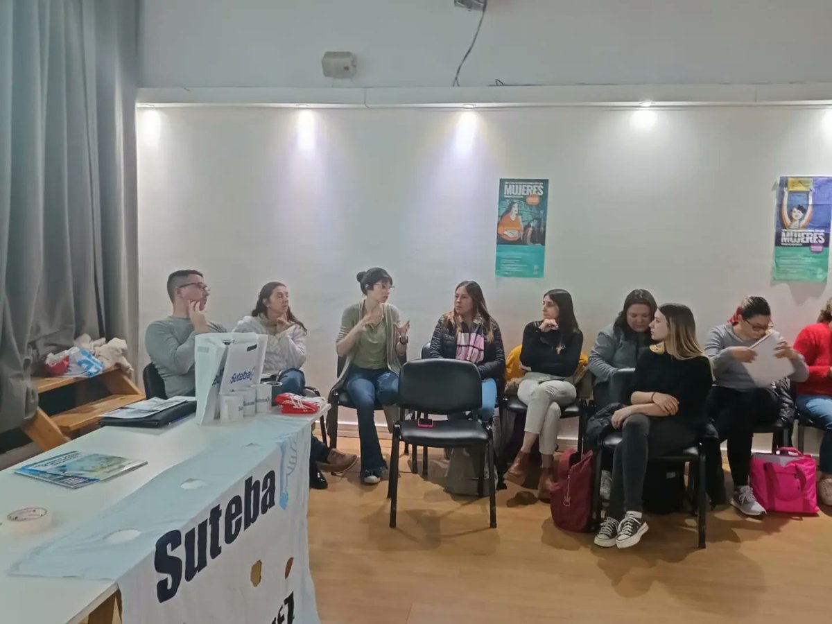 DanteBoeri's tweet image. Gracias a lxs compañerxs del Suteba Roque Perez  por la invitación a charlar con estudiantes de los profesorados. 
Como @SUTEBAProvincia estamos recorriendo los Institutos con charlas de ingreso a la docencia y llevando nuestra política de adherentes.