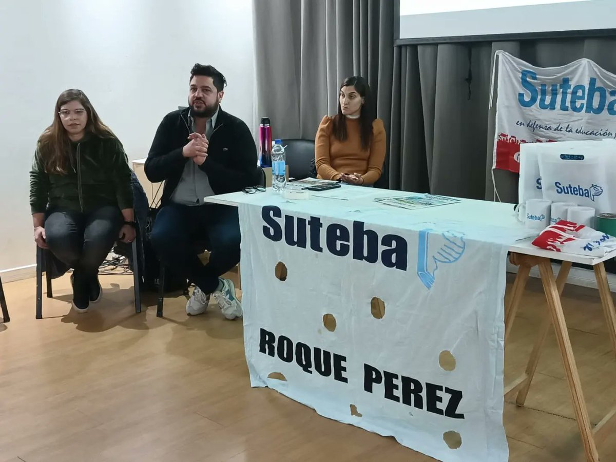 DanteBoeri's tweet image. Gracias a lxs compañerxs del Suteba Roque Perez  por la invitación a charlar con estudiantes de los profesorados. 
Como @SUTEBAProvincia estamos recorriendo los Institutos con charlas de ingreso a la docencia y llevando nuestra política de adherentes.