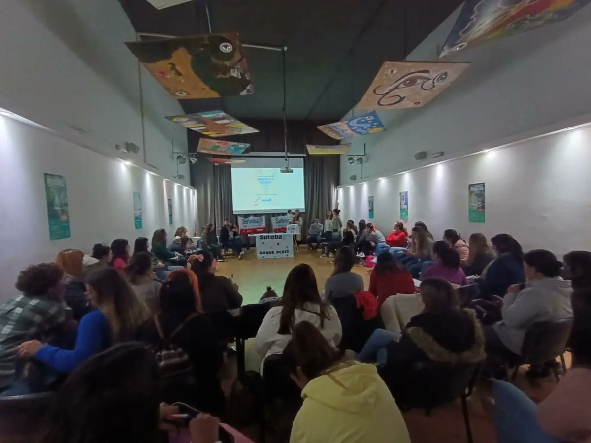 DanteBoeri's tweet image. Gracias a lxs compañerxs del Suteba Roque Perez  por la invitación a charlar con estudiantes de los profesorados. 
Como @SUTEBAProvincia estamos recorriendo los Institutos con charlas de ingreso a la docencia y llevando nuestra política de adherentes.