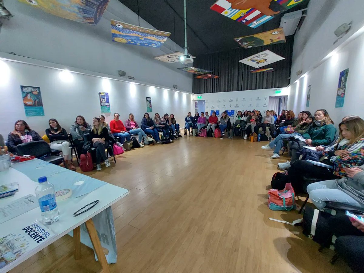 DanteBoeri's tweet image. Gracias a lxs compañerxs del Suteba Roque Perez  por la invitación a charlar con estudiantes de los profesorados. 
Como @SUTEBAProvincia estamos recorriendo los Institutos con charlas de ingreso a la docencia y llevando nuestra política de adherentes.