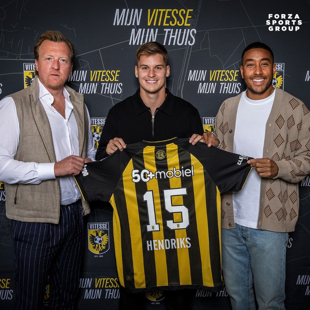 ForzaSG's tweet photo. 𝑹𝒆𝒂𝒅𝒚 𝒕𝒐 𝒅𝒆𝒇𝒆𝒏𝒅 𝒂 𝒏𝒆𝒘 🏡 🟡⚫
Ramon Hendriks extends his contract at Feyenoord until 2026 and joins Vitesse on loan 🦅
#ForzaRamon https://t.co/uCKbHUTQ5l