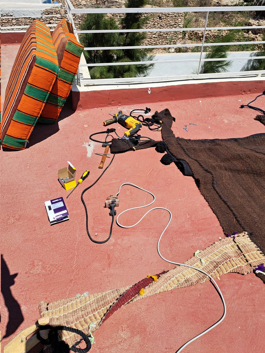 Mein Zelt ist gekommen! Ihr stellt Eures doch auch immer Mithilfe einer Schlagbohrmaschine auf, oder?