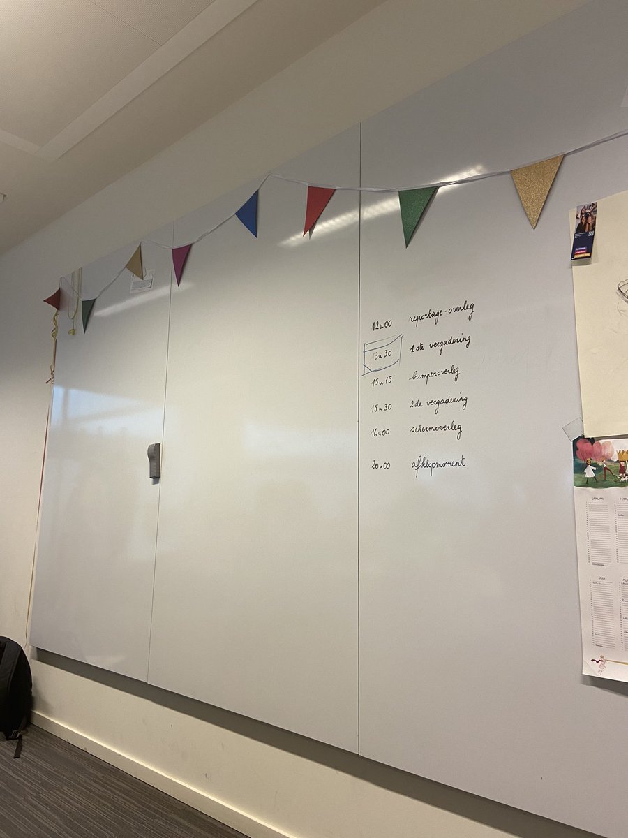 TessToerist's tweet image. Nu nog een leeg bord, maar vanaf maandag weer dagelijks vol ideeën, want dan zijn we terug. #Laat elke weekdag rond de klok van 22.30! #vrtnws