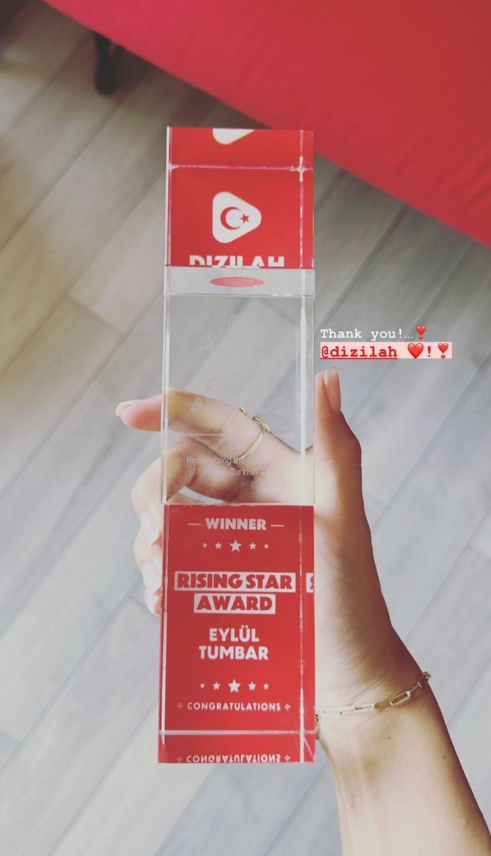 Eylül Tumbar Dizilah'ın düzenlediği #GüzelAwards ödüllerinde Yükselen Yıldız ödülünü aldı. 👏💜 
Nice ödüllere 💗 
#EylülTumbar