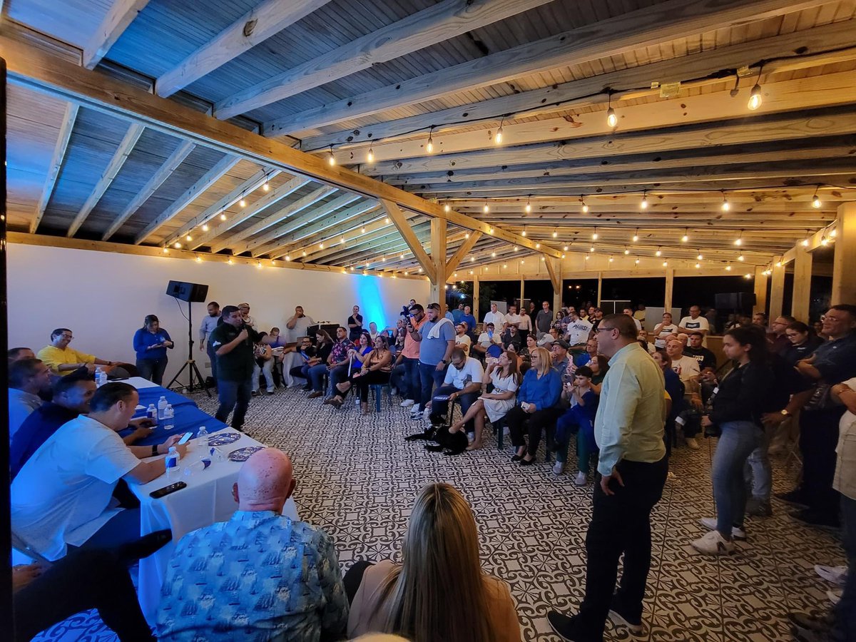 Compartiendo con la gente buena de Toa Alta en la Reunión del Comité Municipal del Partido Nuevo Progresista 🌴 #SomosMásPNP