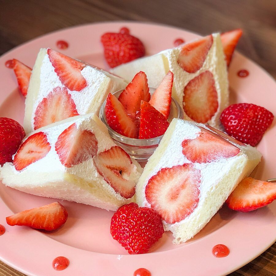 daily_dolce's tweet photo. Strawberry and cream sandwiches from akane.h.0430 https://t.co/JIO7RLWjLO