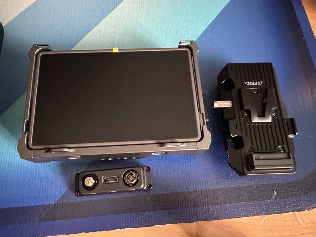 Parond_drone's tweet photo. 新機材導入しました。
今までも映像伝送システムは使ってましたが伝送距離が短く切れやすい等問題がありましたががDJIより外部モニター対応モデルも発売になり以前より販売していたモニタータイプと合わせて導入。
より安心して業務が出来るようになります。 https://t.co/TyAOy5LnEc
