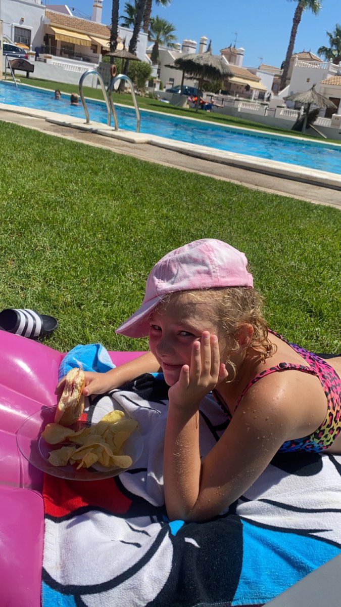 VickiCartman's tweet photo. Living our best lives in the sunshine ☀️👩‍👧‍👦🩵🩷 https://t.co/vVU4oSPZSm
