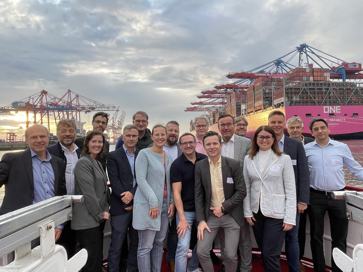 Two successful #ScandriaAlliance meeting days in #Hamburg have come to an end. On the agenda:

👉seminar on #cleanfuels in #freighttransport
👉visit to the port
👉Hamburg's journey towards climate-smart #mobility

Thanks to @bvm_hh @PortofHamburg and @The_LIHH for hosting us!