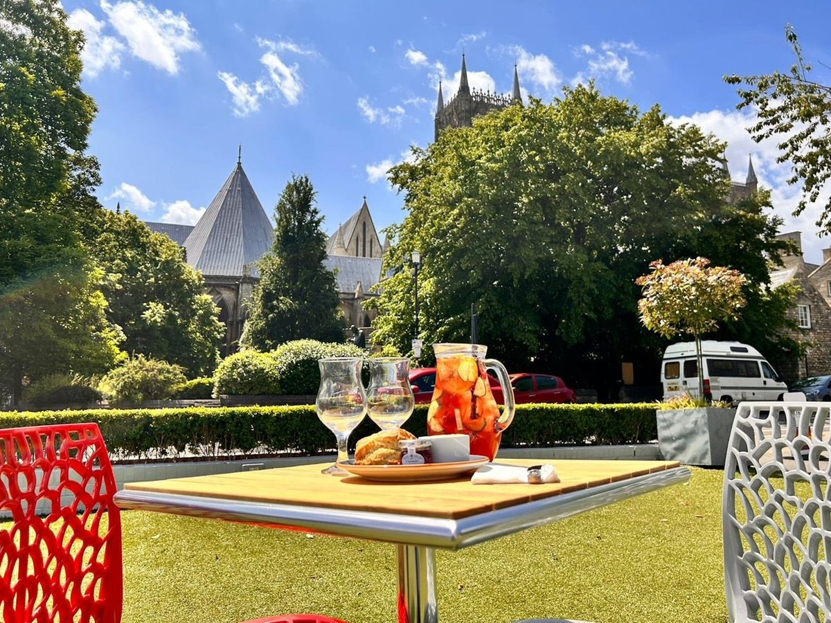 TheLincolnHotel's tweet photo. As we say goodbye to August and hello to September, we would like to start the month off right with a little giveaway. 

Tag your bestie below, like and share our post for the chance to win a cream tea and cocktail treat for the two of you. 

#Giveaway #Freebies #Lincoln https://t.co/hKiI1gsvLg