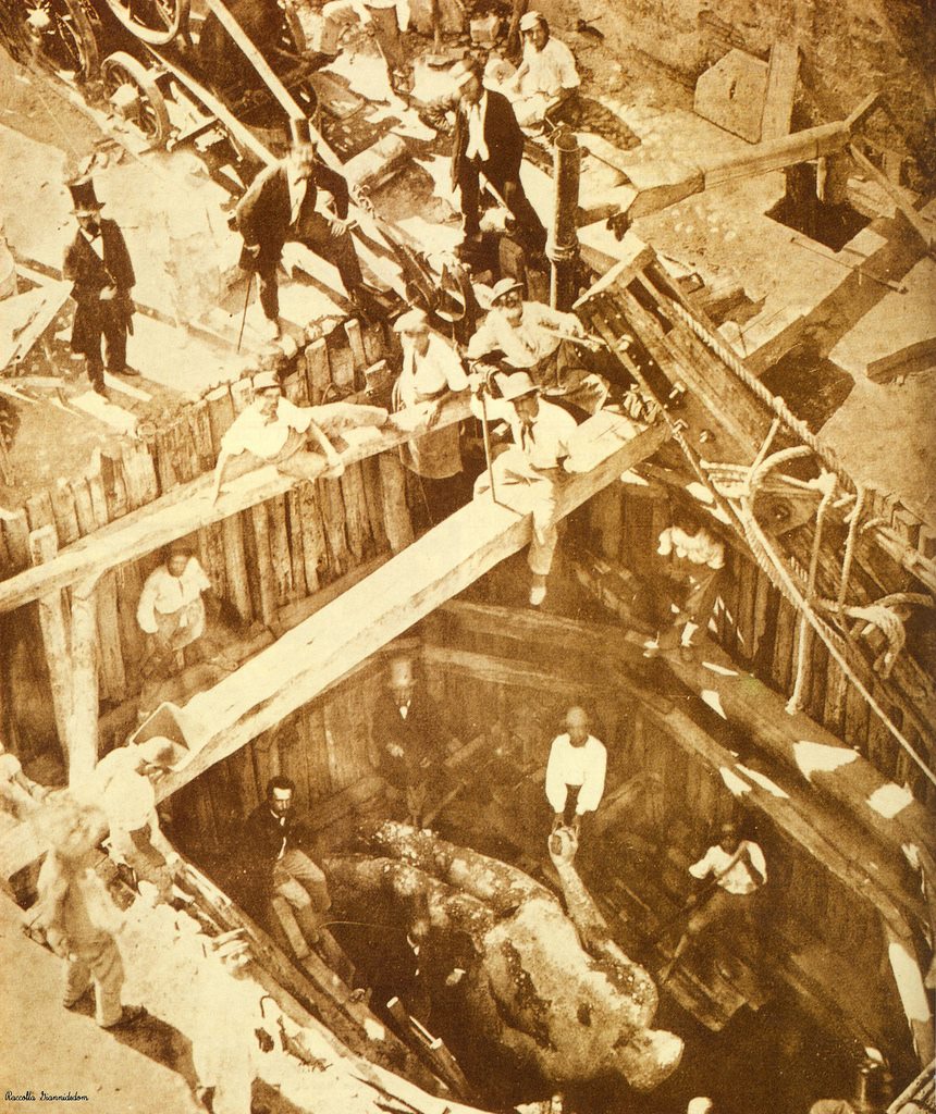 antigua_roma's tweet photo. Hoy en el año 1864 se halló en Roma, a nueve metros de profundidad una estatua de bronce dorado de casi cuatro metros de Hércules. https://t.co/qdkMBZbD2n