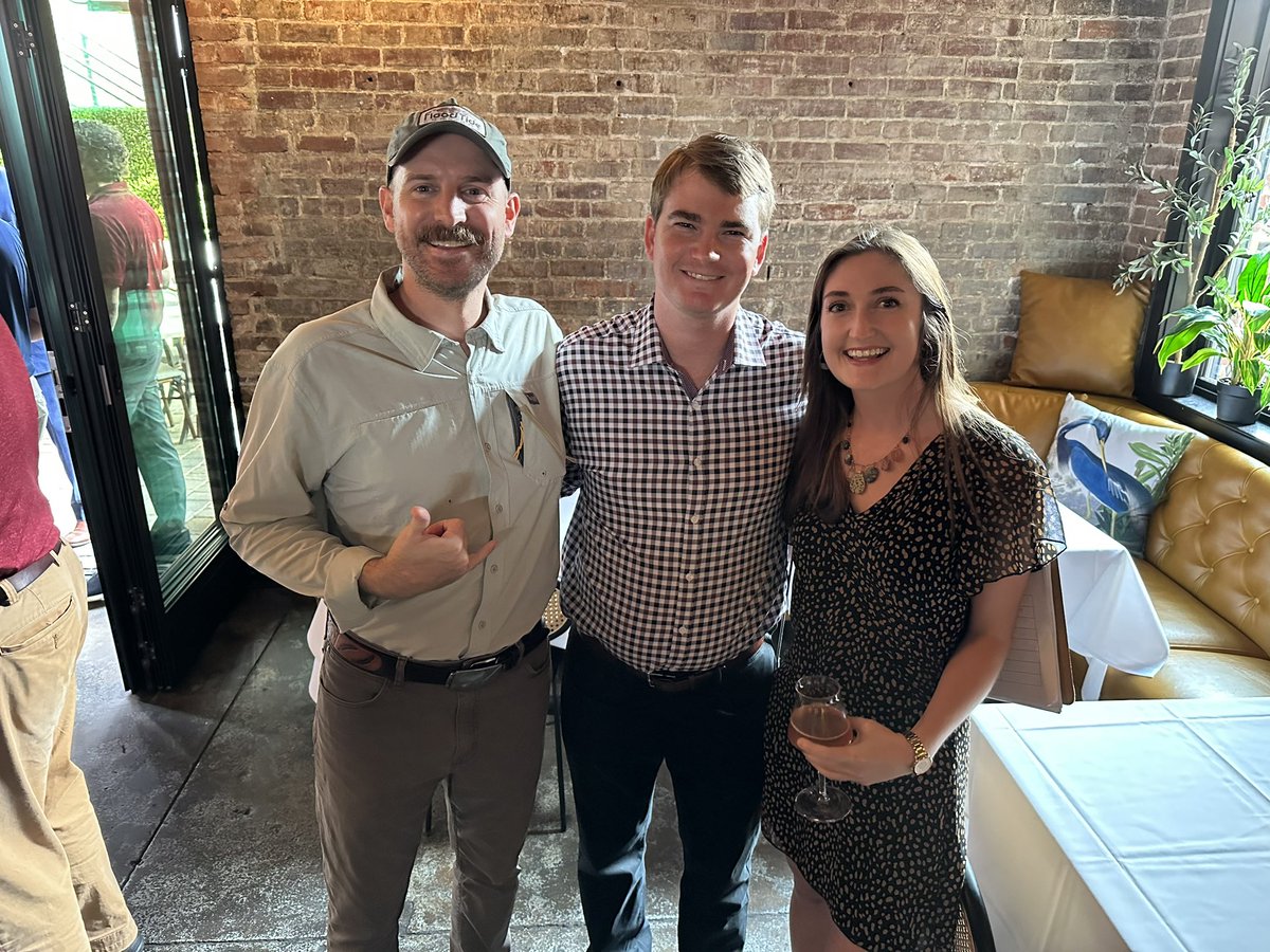 FollywoodRocks's tweet image. We had a killer turnout for #MidlandsSC Business &amp;amp; Brews Tuesday @SmokedSC in #ColumbiaSC with University of South Carolina Athletic Director Ray Tanner.

We even had a special guest appearance by Gritty Flyright! 🤙

Gritty: open.spotify.com/artist/1vYbwKO…

B&amp;amp;B: facebook.com/groups/4996649…