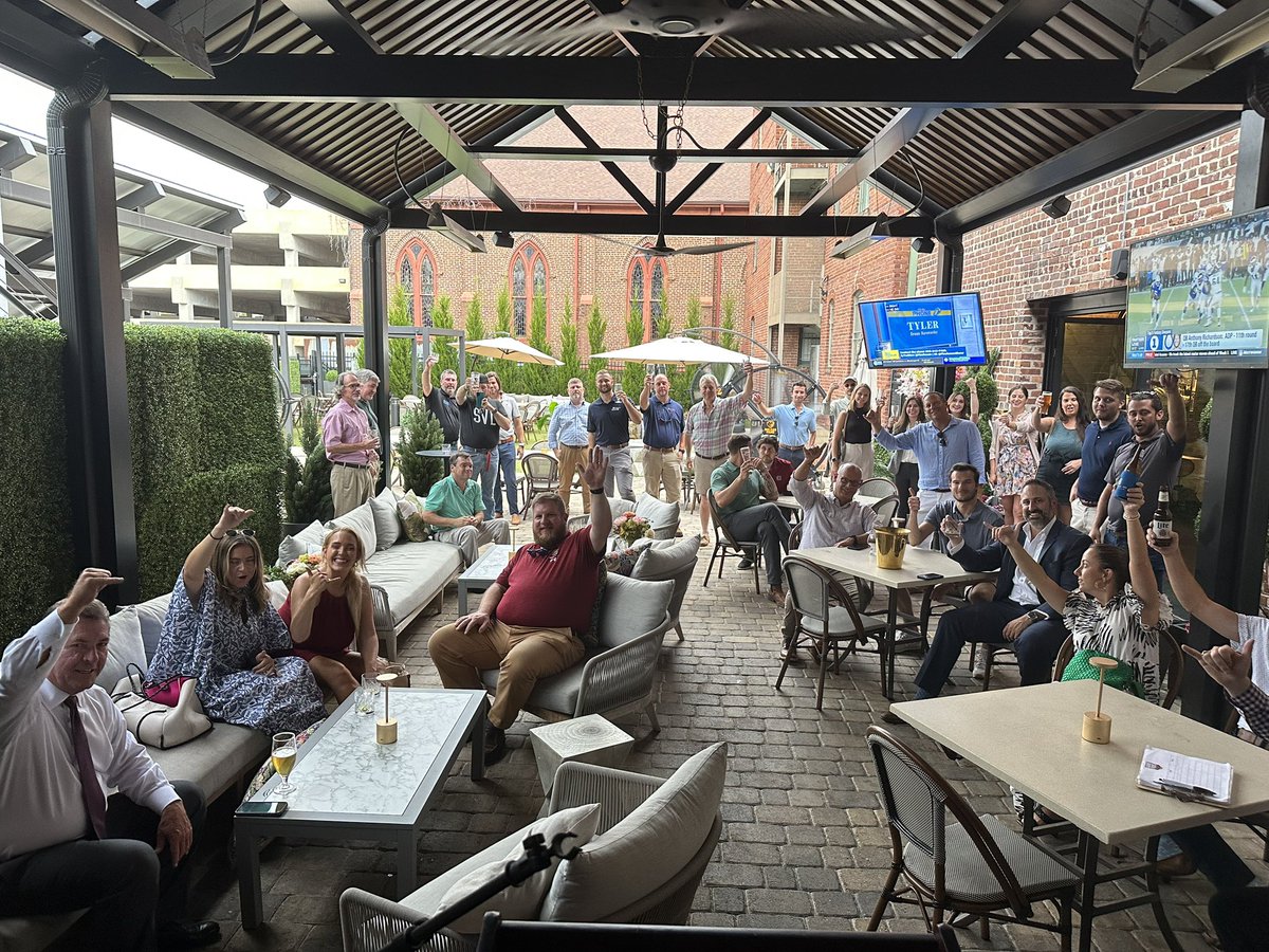 FollywoodRocks's tweet image. We had a killer turnout for #MidlandsSC Business &amp;amp; Brews Tuesday @SmokedSC in #ColumbiaSC with University of South Carolina Athletic Director Ray Tanner.

We even had a special guest appearance by Gritty Flyright! 🤙

Gritty: open.spotify.com/artist/1vYbwKO…

B&amp;amp;B: facebook.com/groups/4996649…