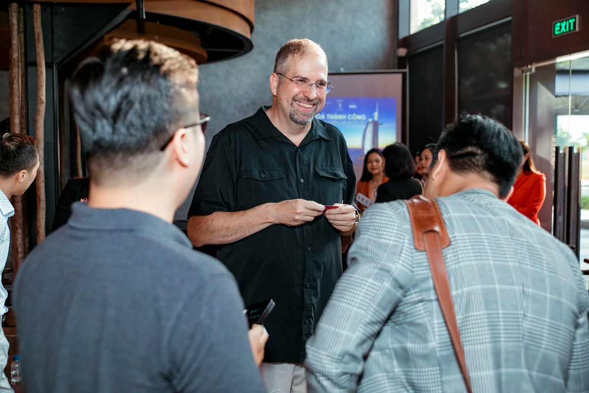 📸 Flashback to an incredible event where Saigon A.I.'s CEO shared insights at the SKYHORSE International Trade Promotion Event! 
🌟✨ Relive the knowledge, connections, and the vision for the future of tech and trade that were unveiled that day.  🚀 #SaigonAI #TradePromotion