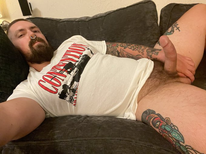 Who wants to come cuddle 😊 https://t.co/eKxdRHrZuH