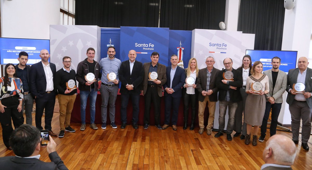 Junto a <a href="/omarperotti/">Omar Perotti</a> participamos de la entrega de premios en el marco del programa 𝗦𝗮𝗻𝘁𝗮 𝗙𝗲 𝗘𝘅𝗽𝗼𝗿𝘁𝗮 2023, destinados a quienes se destacaron en la actividad exportadora, con el fin de incentivar el crecimiento en el área.

#ComercioExterior
