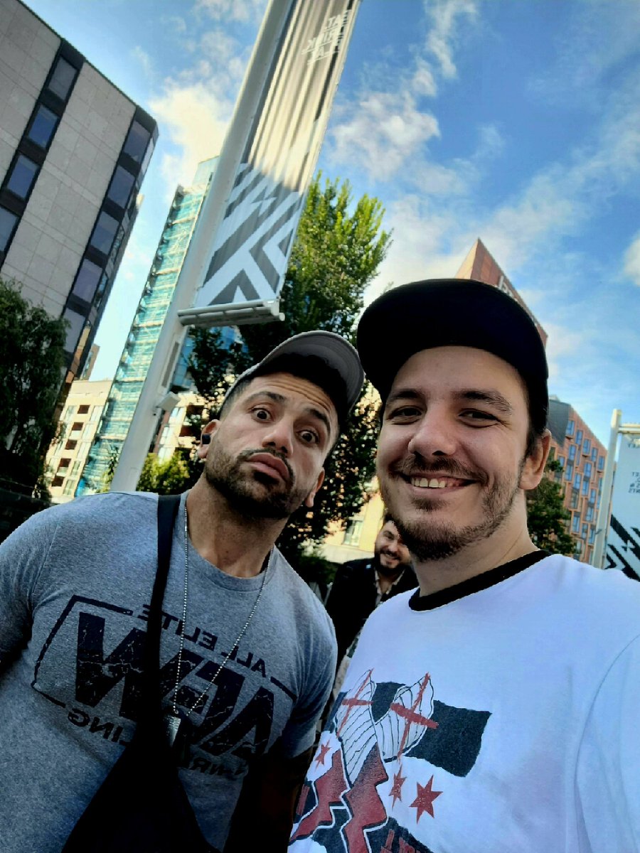 OneEightyTwo_'s tweet image. Thanks for the awesome picture in London @Ortiz_Powerful 🤘
I appreciate it!

 #AEWAllIn #AEW