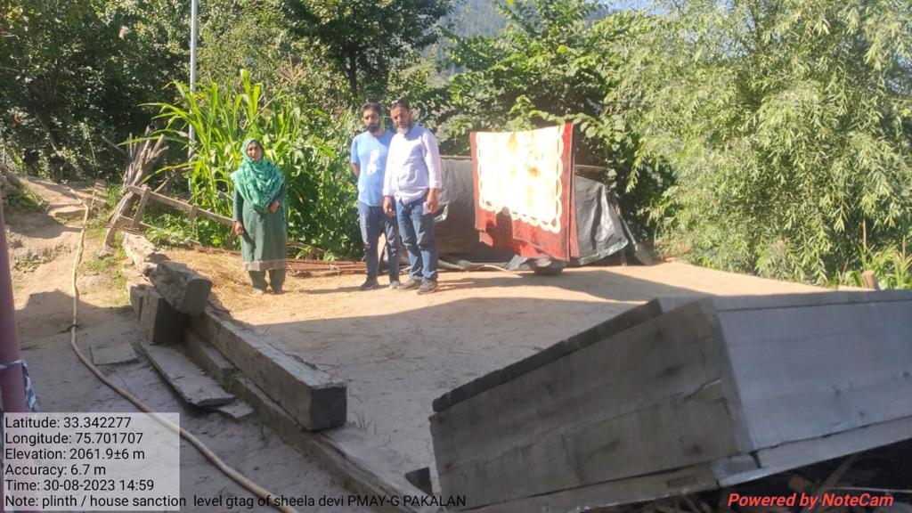 DICKishtwar's tweet photo. Field staff of Block Thakraie with Awaas+ beneficiaries who received their installment recently & have started work to fulfill their dream of living in a Pucca House.Timely Geotagging, guidance is being done by Field staff for timely completion of their houses.
@jkrddpr
@diprjk https://t.co/pUDh9nANRb