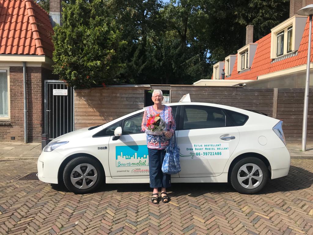 BuurtMobiel's tweet photo. In de zomer tikte de teller gewoon door... Vrijwillige chauffeurs en centralisten deden hun uiterste best! Vandaag 39.000e vervoerde klant Mw. Weijman verrast met bloemen van Iris Bloemsierkunst #Rokade. Ritje bestellen? Even Buurt Mobiel bellen! 06-39721486 https://t.co/uU5leedhU2