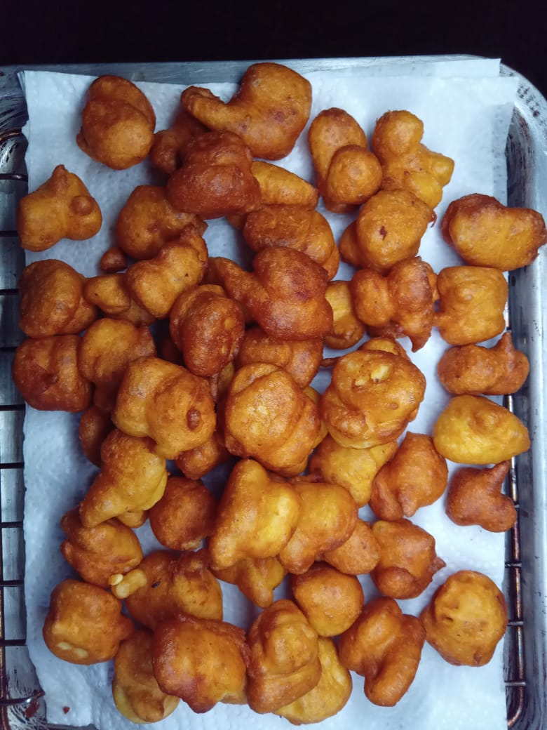 Naaooommmii's tweet image. This is what we call rushed Pholourie.
#foodie #cravings #allshapes #lol