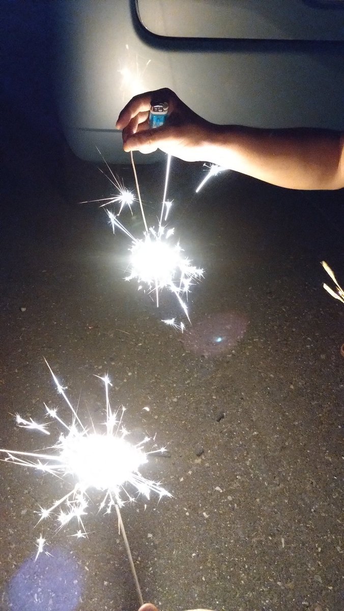 hime_ryuga's tweet photo. あっという間に8月も終わり。
手持ち花火、何年ぶりだろ···。
#花火 https://t.co/DR5b6byy35