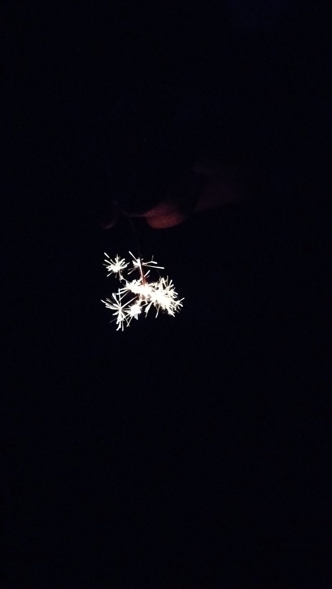 hime_ryuga's tweet photo. あっという間に8月も終わり。
手持ち花火、何年ぶりだろ···。
#花火 https://t.co/DR5b6byy35