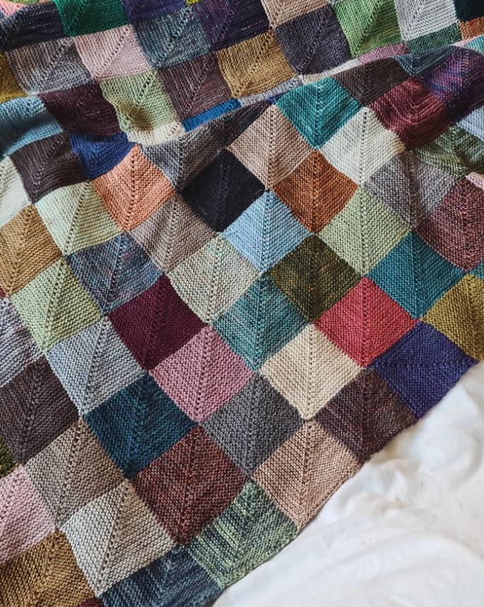 If your autumn/winter knitting plans include starting a Mitered Square sock yarn blanket then you might be interested in my new, revamped 10-page e-book. Packed with tips and tricks to help you get started and create a truly unique blanket. louisetilbrookdesigns.net/everyday-knitt…